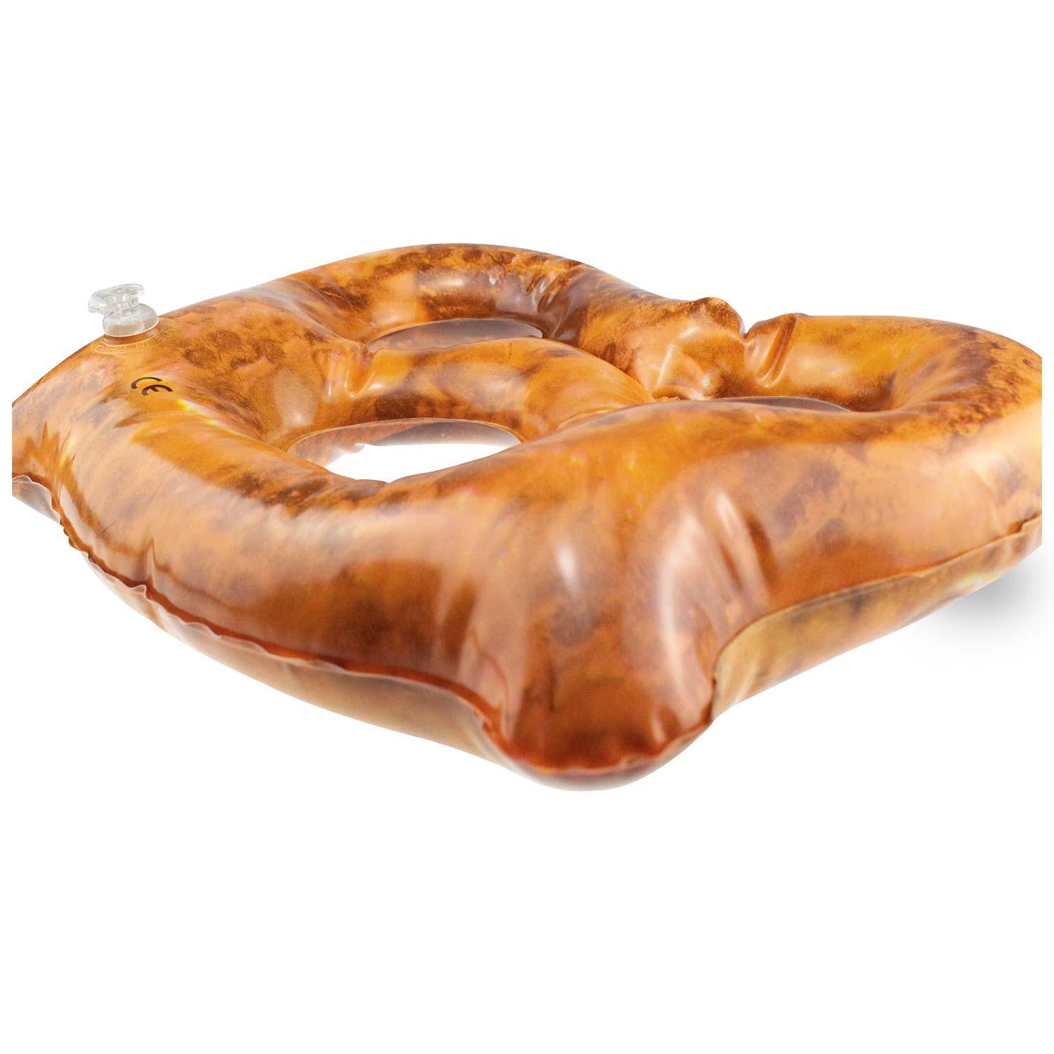 Aufblasbares Kissen in Brezn-Form mit mattbrauner Oberfläche, integriertem Ventil und weißem Schriftzug.