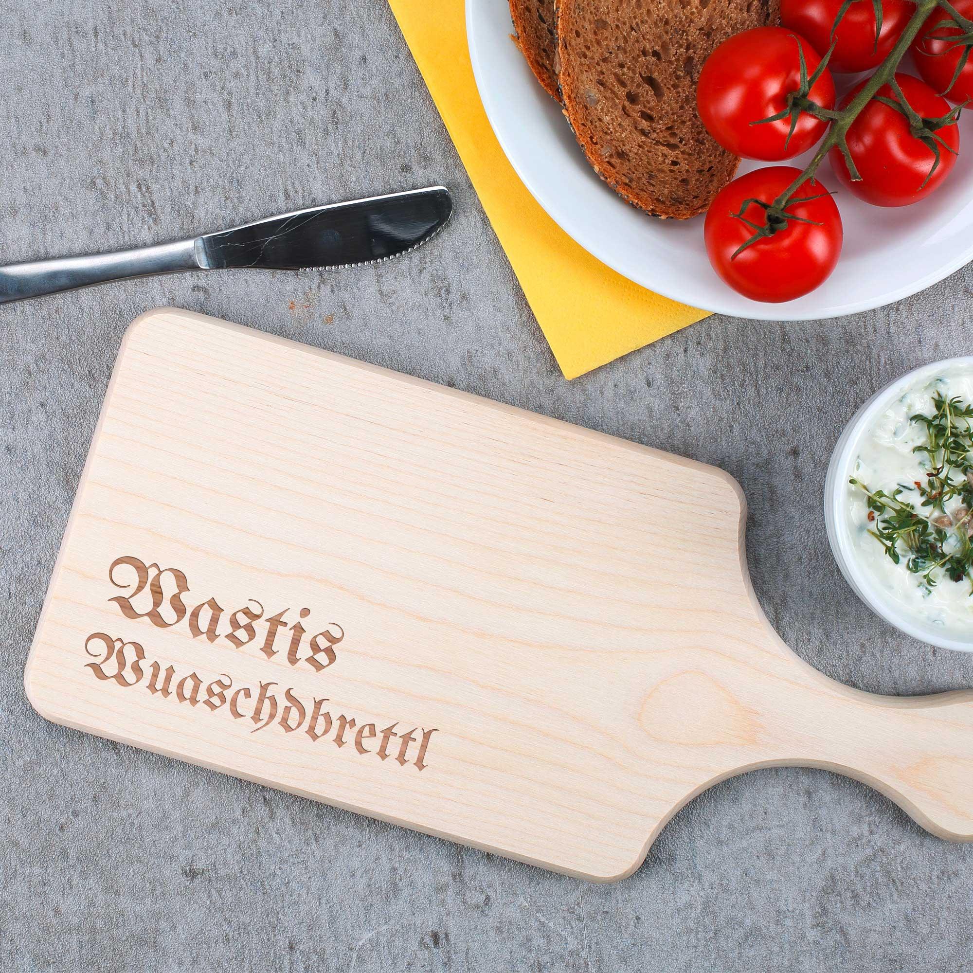 Längliches Brotzeitbrettchen aus hellem Ahornholz mit Herzmotiv und bayerischem Schriftzug, personalisierbar.