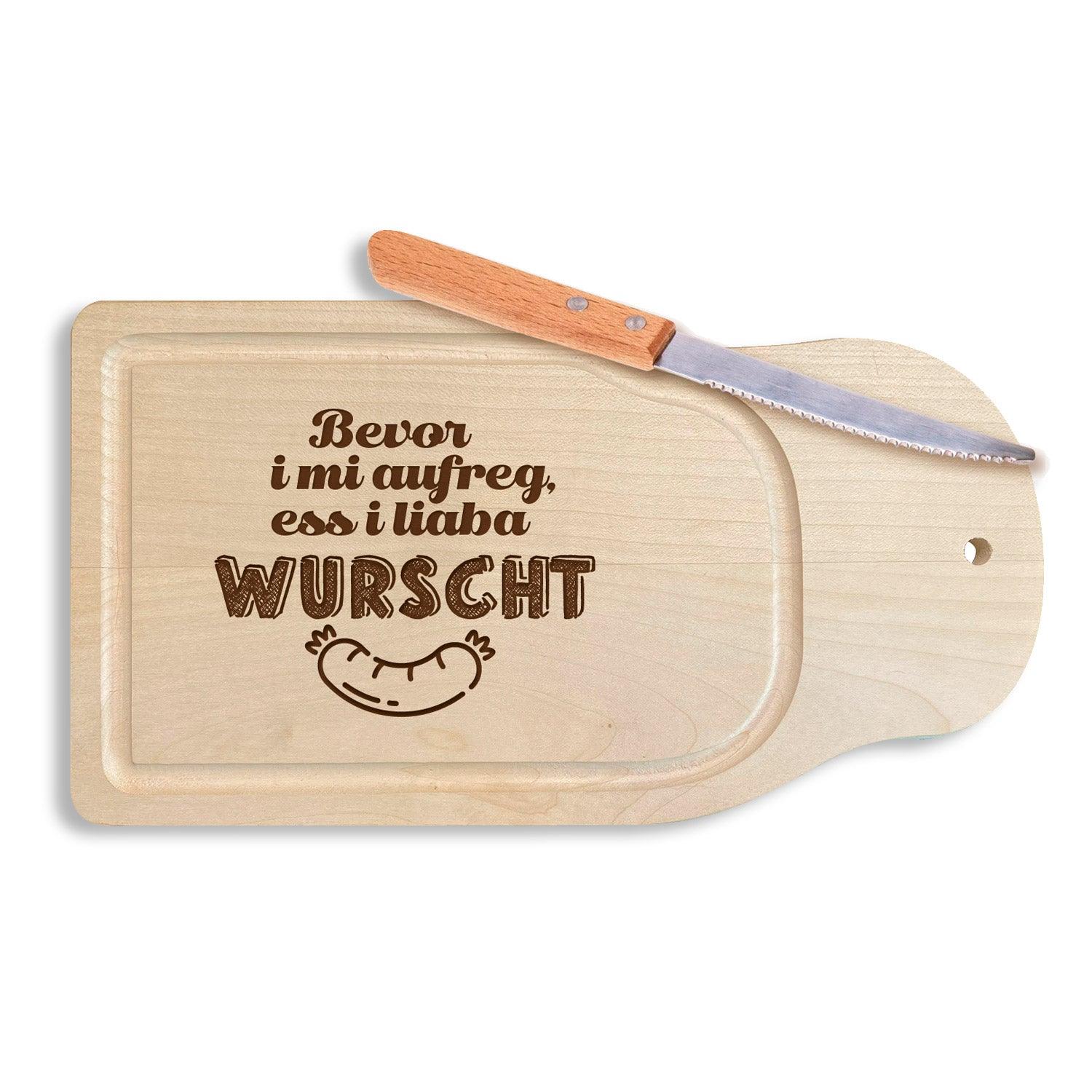 Geschenkbox mit Brotzeitbrett aus Holz mit bayrischem Spruch, Messer, Weißbierflasche und vier Weißwürsten.