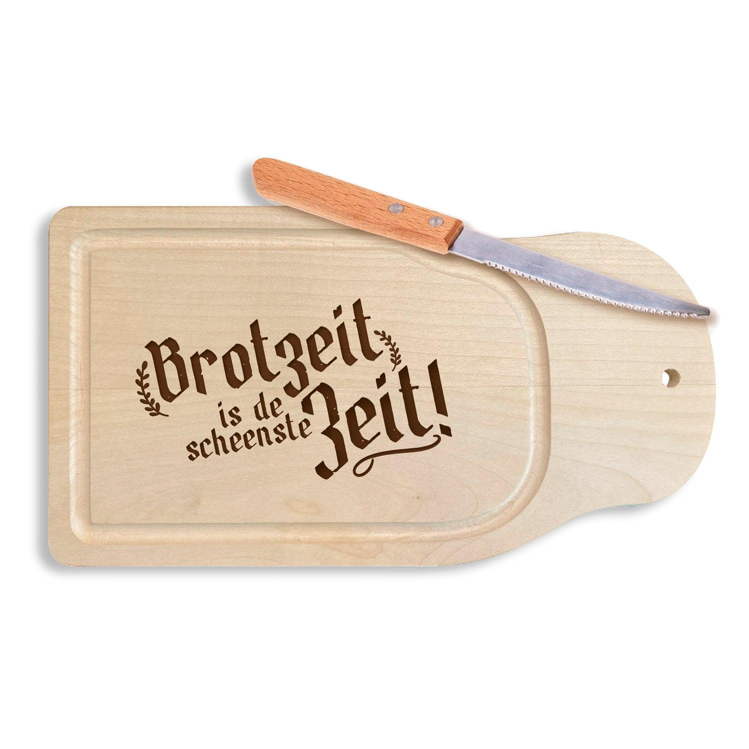 Rechteckiges Brotzeitbrett aus Holz mit graviertem Schriftzug „Brotzeit is de scheenste Zeit“ in geschwungener Schrift.
