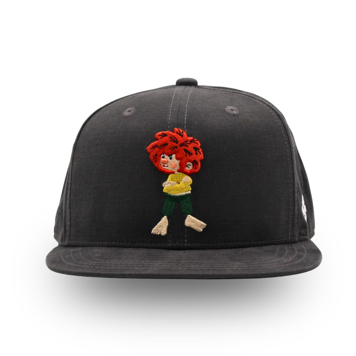 Pumuckl Snapback von vorne – Pumuckl mit verschränkten Armen als 3D-Stickerei auf schwarzer Baumwolle