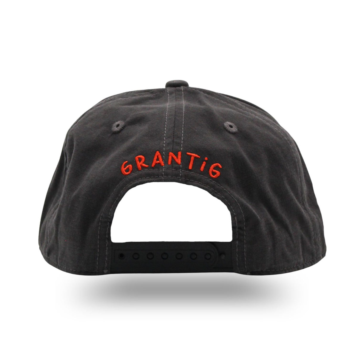 Pumuckl Snapback Rückseite mit rotem „GRANTIG“-Stick über dem Snap-Verschluss