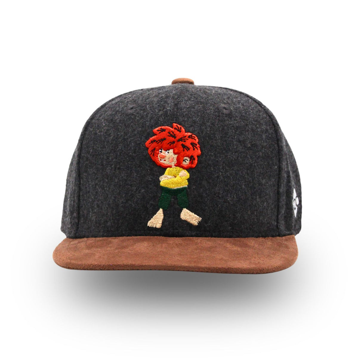 Pumuckl Kinder Cap von vorne – Pumuckl mit verschränkten Armen als 3D-Stickerei, flacher Schirm in Wildleder-Optik