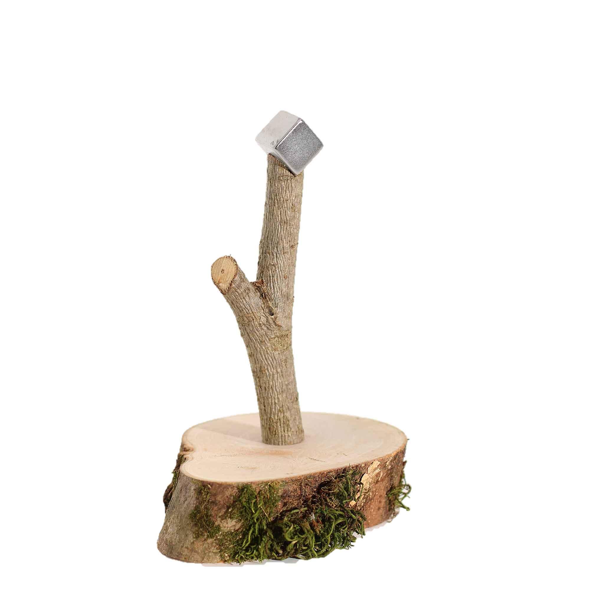 Magnetischer Kronkorkenhalter in Baumform aus Holz, mit sichtbarer Rinde und handgemachter Struktur, braun-grün.