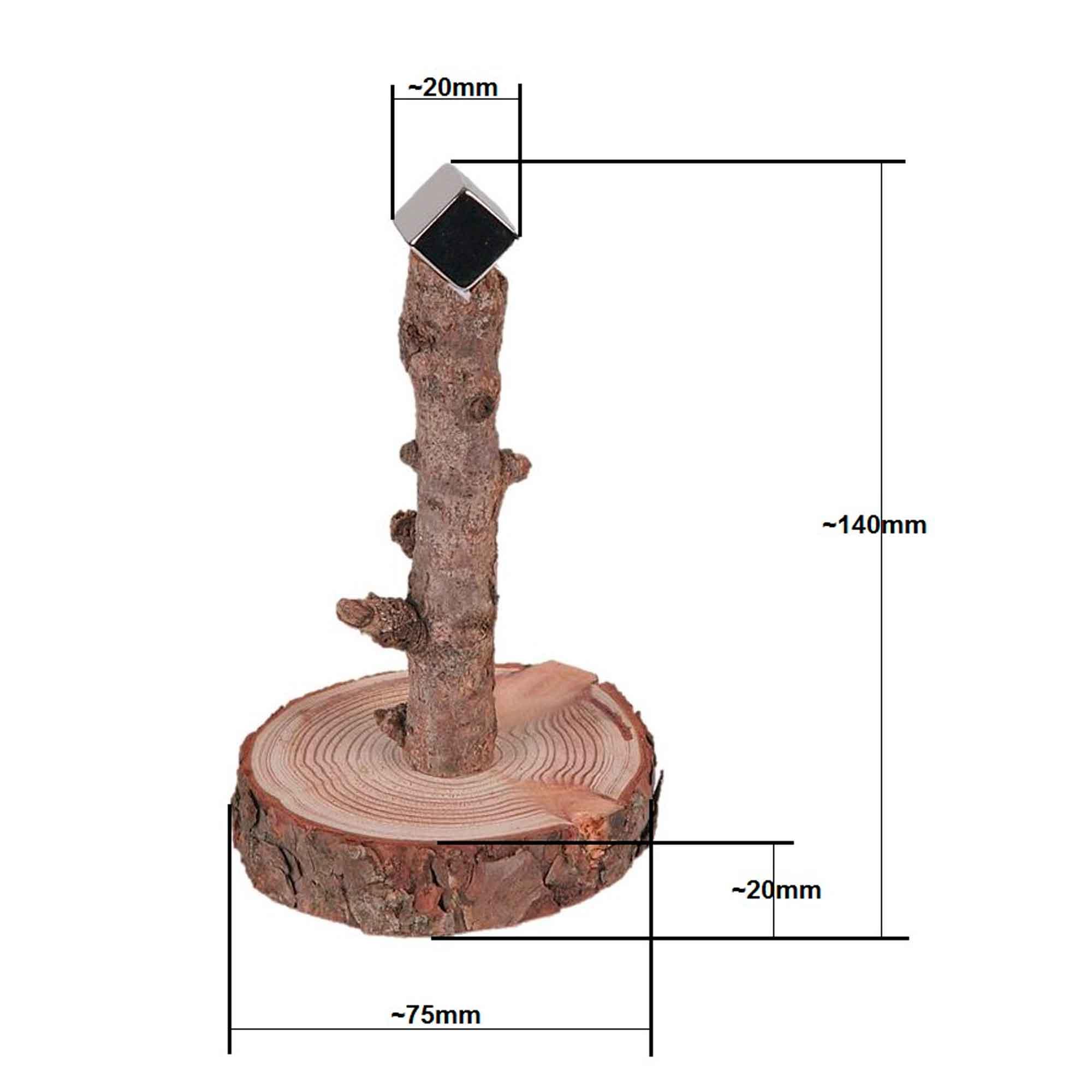 Magnetischer Bierbaum aus Holz in Baumform mit Metallplatte, hält Kronkorken durch integrierten Magnet, naturfarben.