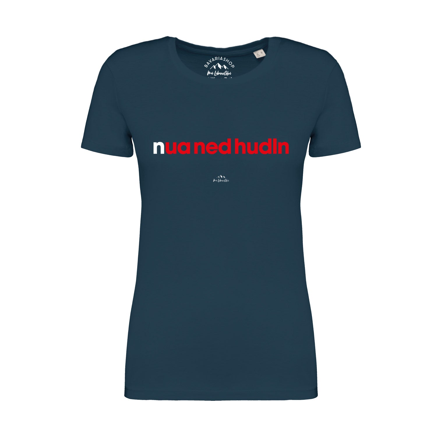 Pfauenblaues Damen T-Shirt mit weißem Schriftzug „Nua ned hudln“, aus 100 % Bio-Baumwolle, gerade geschnitten.