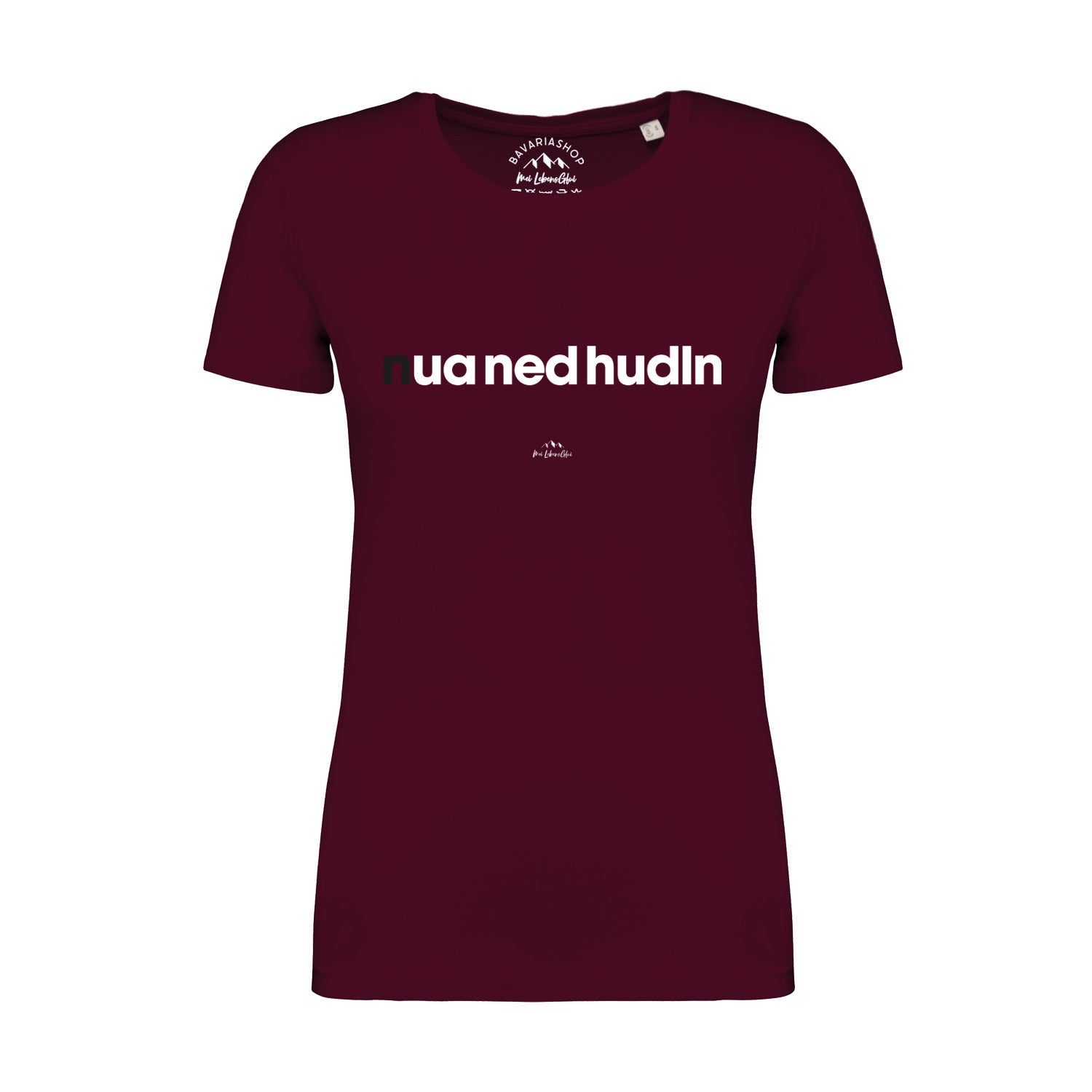Bordeauxrotes Damen-T-Shirt mit weißem Schriftzug „Nua ned hudln“, Rundhalsausschnitt, 100 % Bio-Baumwolle.