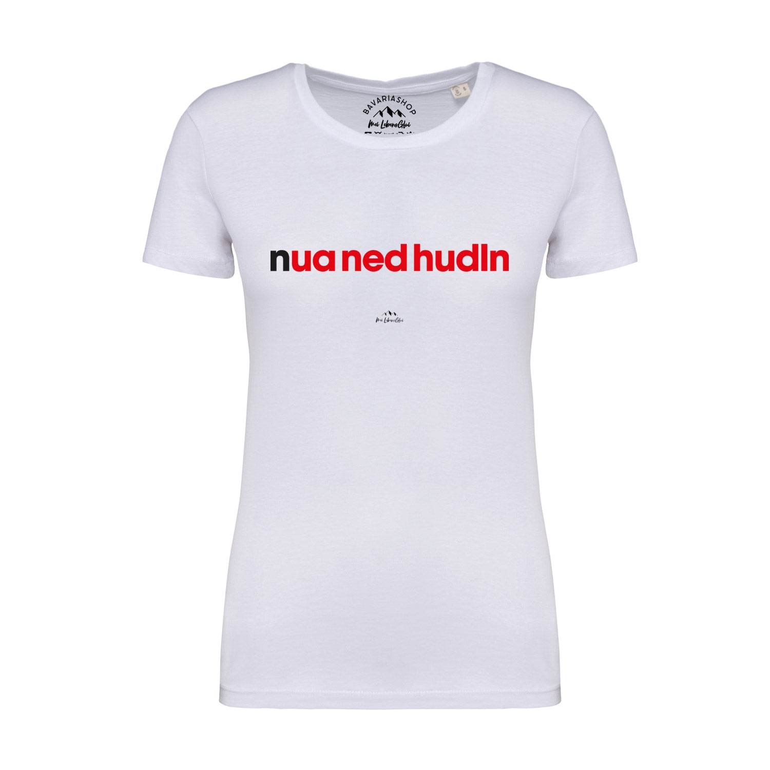 Weißes Damen-T-Shirt mit rundem Ausschnitt, schwarzem Schriftzug „Nua ned hudln“, aus 100 % Bio-Baumwolle.
