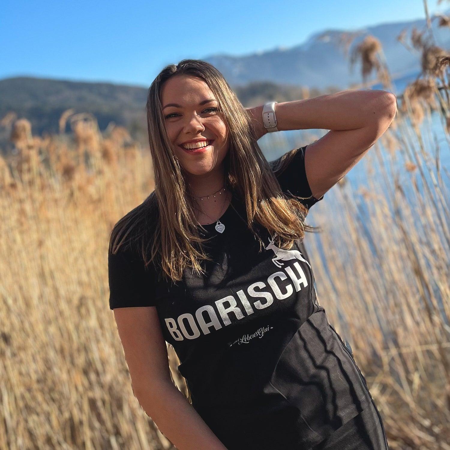 Damen T-Shirt in Dunkelblau mit weißem „Boarisch“-Schriftzug, Rundhalsausschnitt, 100 % Bio-Baumwolle.
