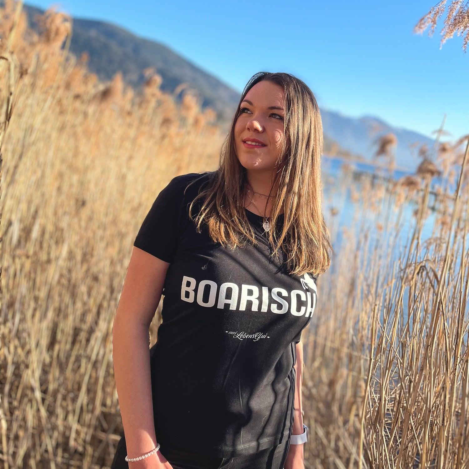 Damen T-Shirt in Weiß mit blauem Schriftzug „Boarisch“, kurzärmelig, taillierter Schnitt aus 100 % Bio-Baumwolle.