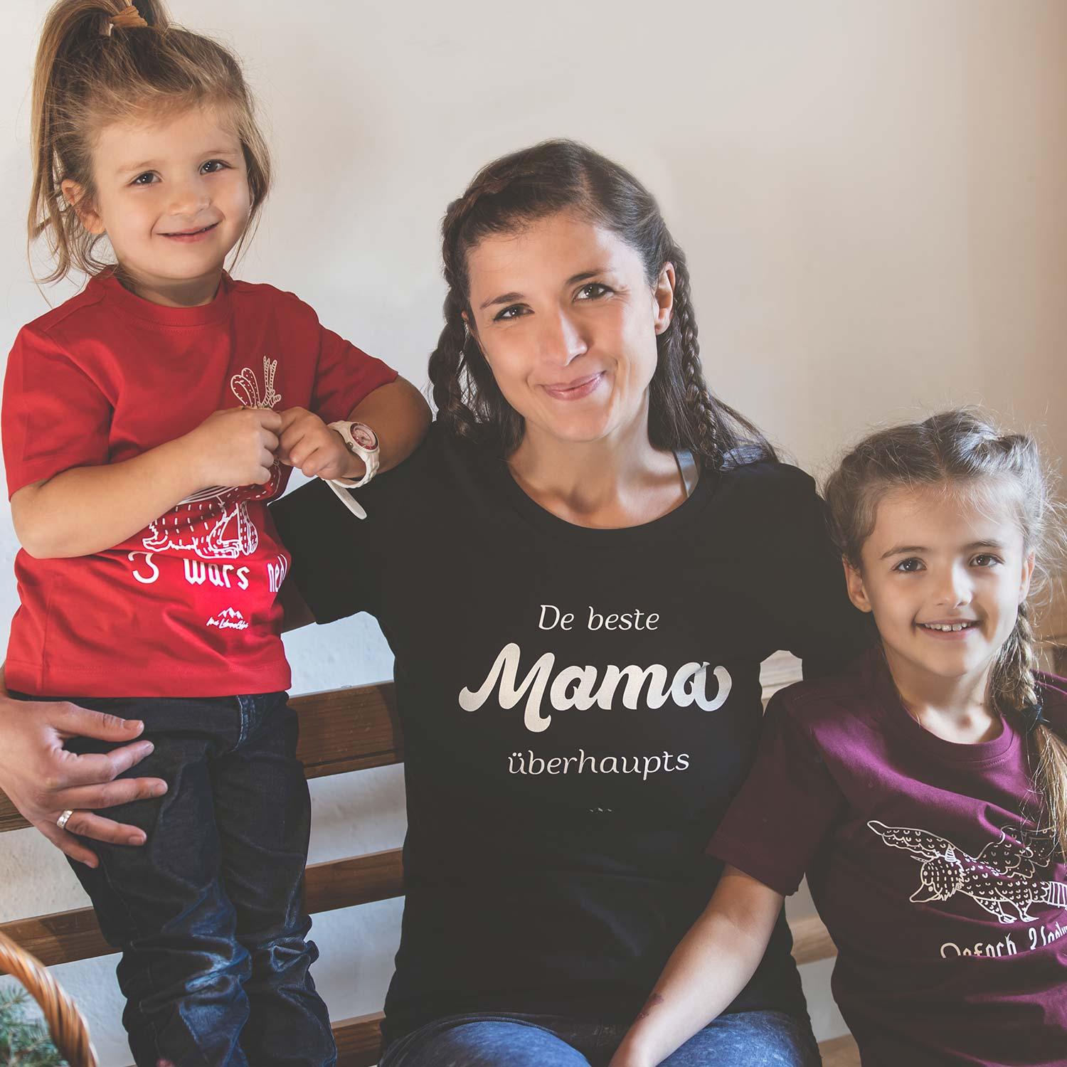 Damen T-Shirt mit bayerischem Schriftzug „De beste Mama übahaupts“, aus 100 % Bio-Baumwolle, digital bedruckt.