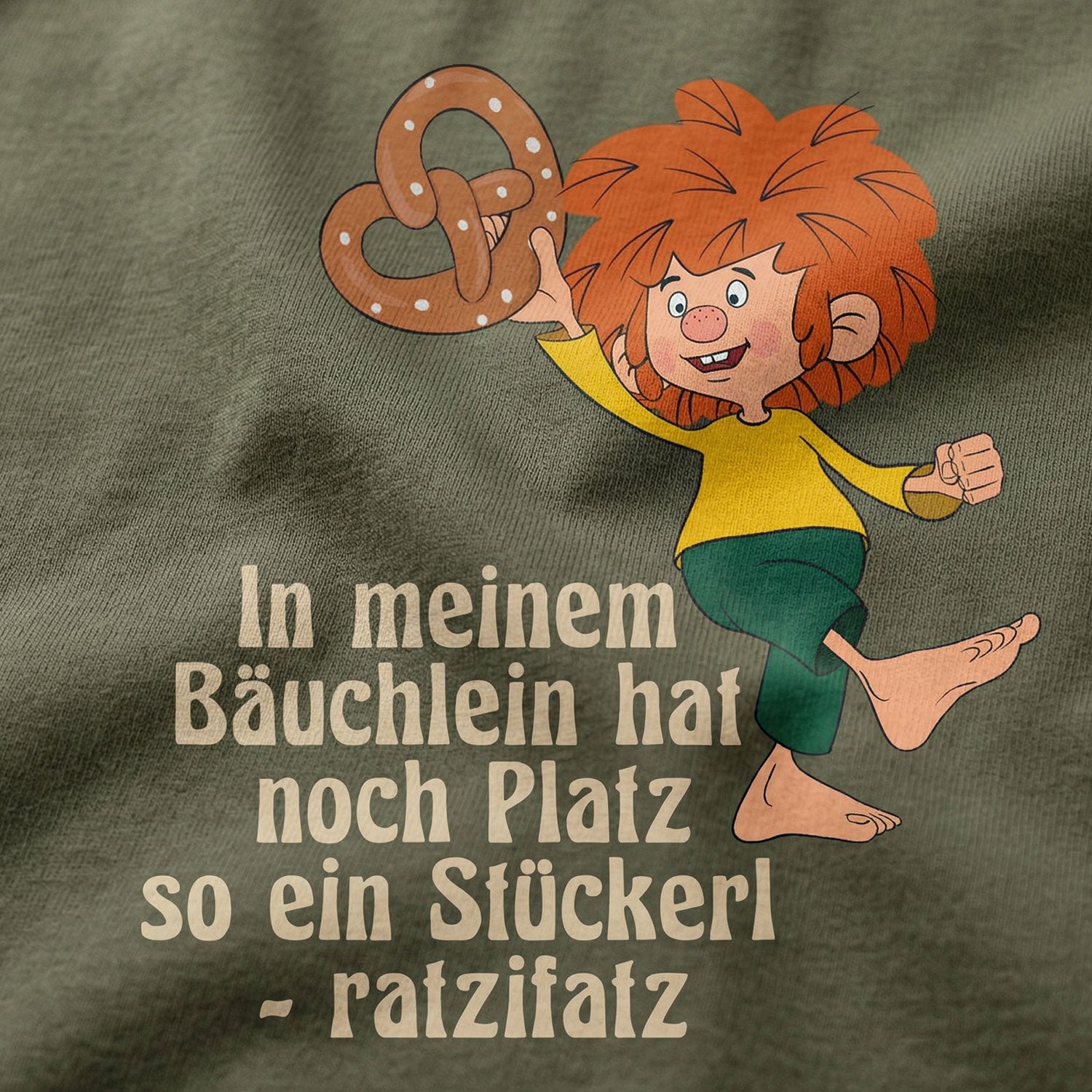 Grünes Damen-T-Shirt mit lachendem Pumuckl, einer Brezel und dem Spruch "In meinem Bäuchlein hat noch Platz so ein Stückerl - ratzifatz".