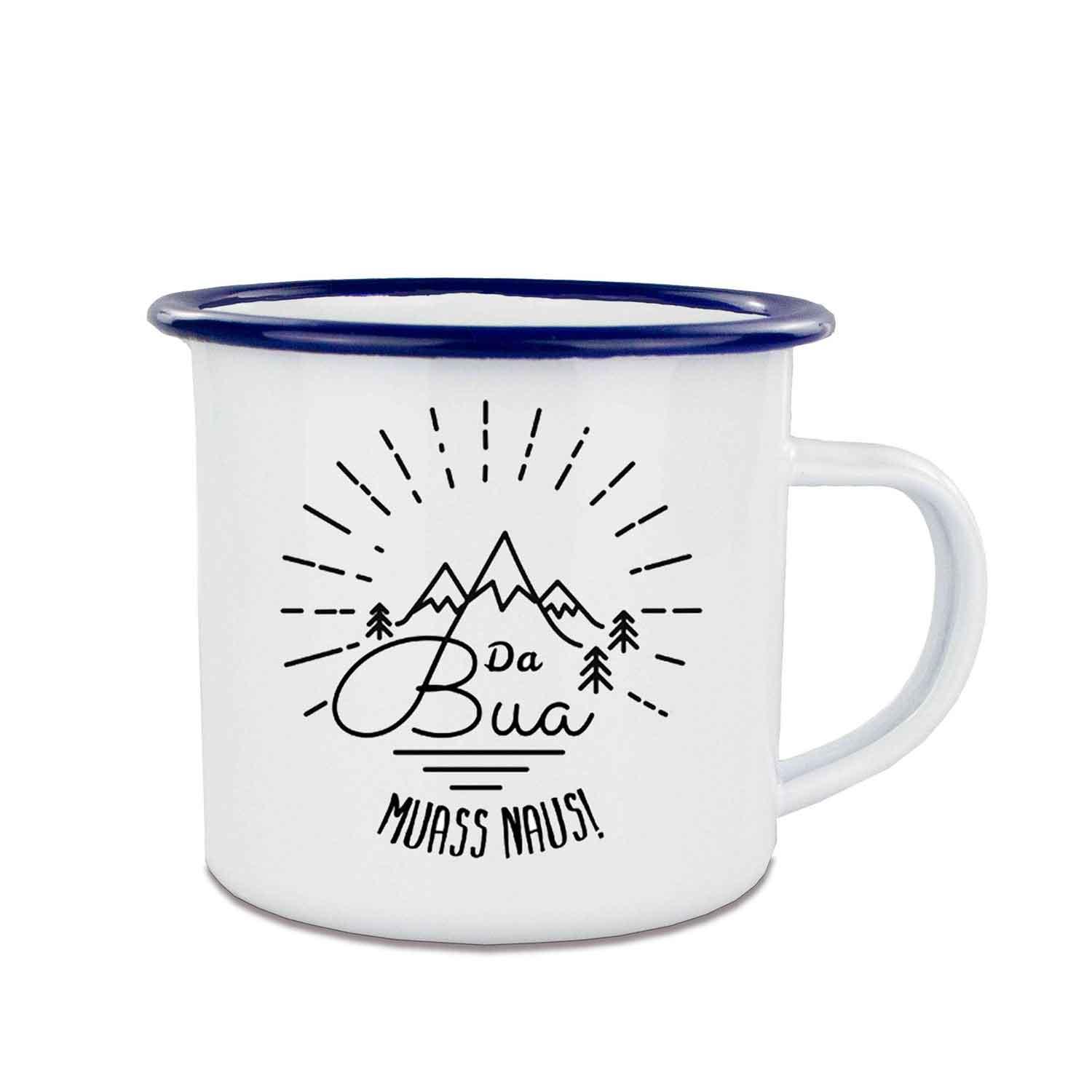 Weiße Emaille-Tasse mit schwarzem Rand und schwarzem Schriftzug „Da Bua muass naus!“; Füllmenge 375 ml.