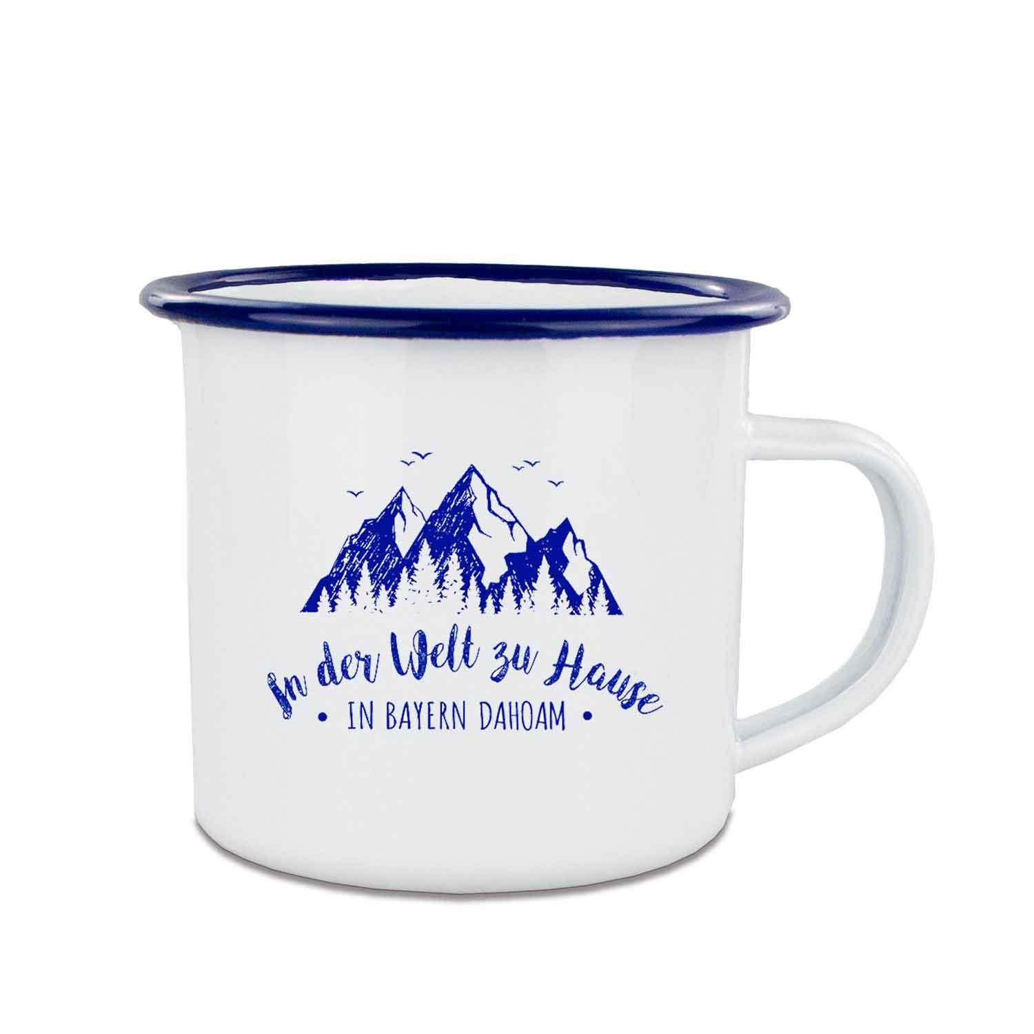 Weiße Emaille-Tasse mit schwarzem Rand und schwarzem Henkel, Aufdruck: „In der Welt zu Hause – in Bayern dahoam“, 350 ml.