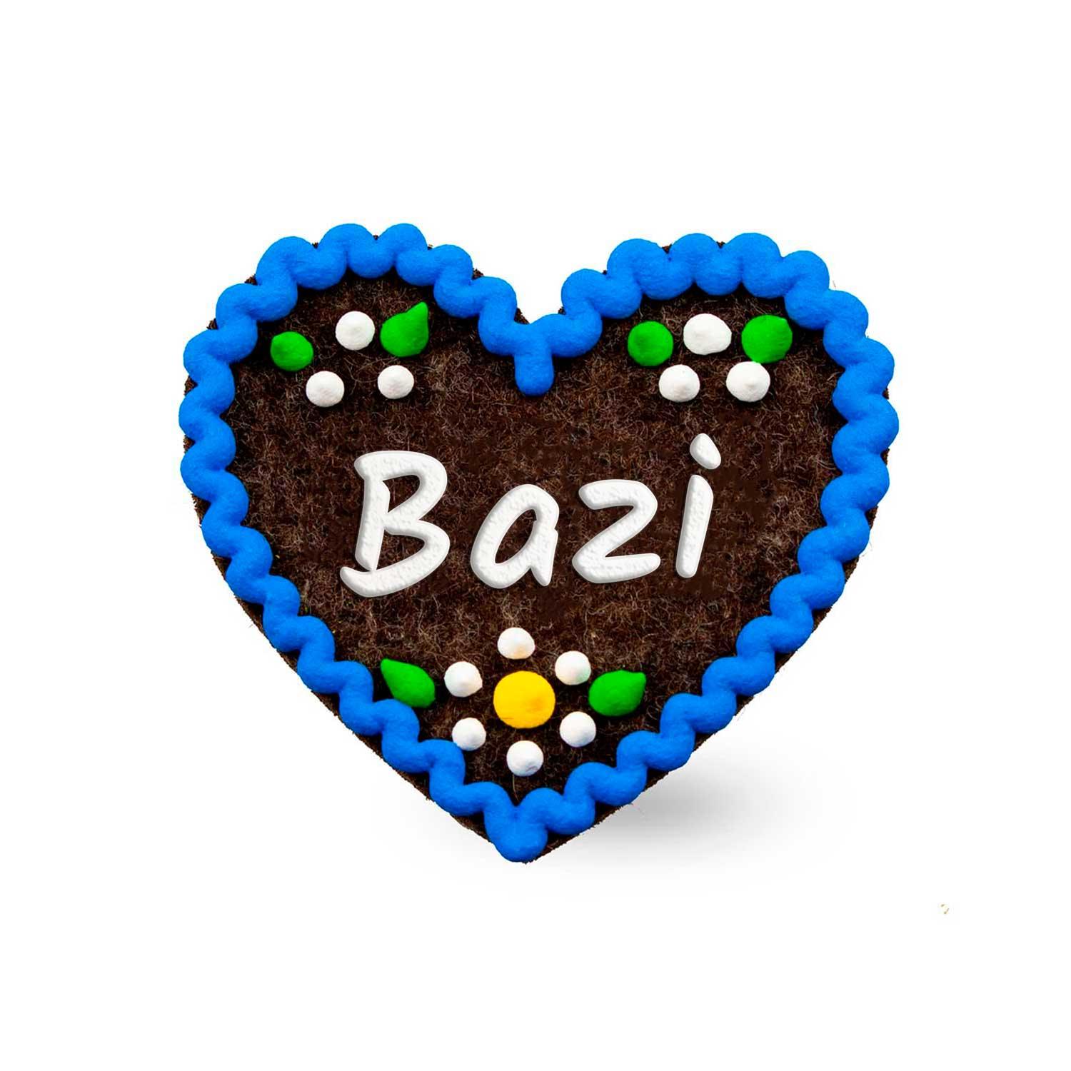Herzförmiger Filz-Anstecker mit Schriftzug „Bazi“ in Weiß, Sicherheitsverschluss auf der Rückseite; ca. 6,5 x 7 cm.