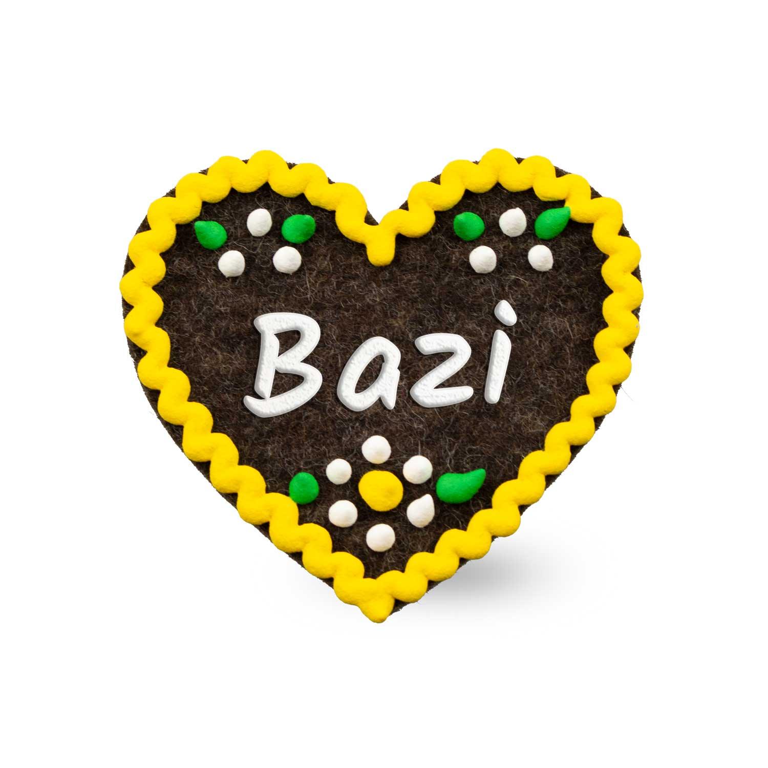 Herzförmiger Filz-Anstecker mit gesticktem Schriftzug „Bazi“ und Sicherheitsverschluss auf der Rückseite; ca. 6,5 x 7 cm.