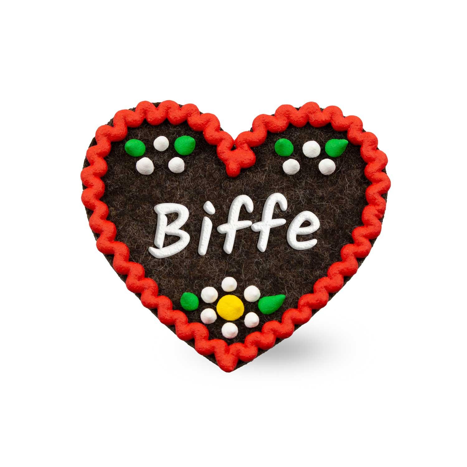 Herzförmiger Filz-Anstecker mit gesticktem Schriftzug „Biffe“, Rückseite mit Sicherheitsnadel, ca. 6,5 x 7 cm.