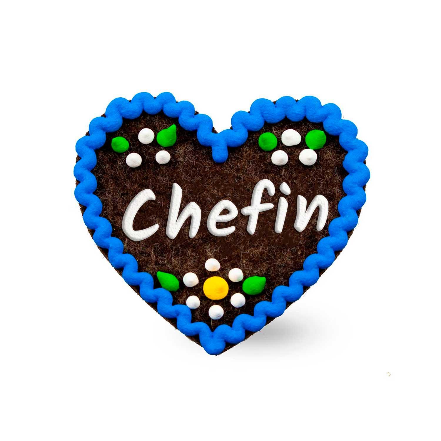 Herzförmiger Filz-Anstecker mit dekorativer Umrandung und Schriftzug „Chefin“; ca. 6,5 x 7 cm, 3 mm dick.