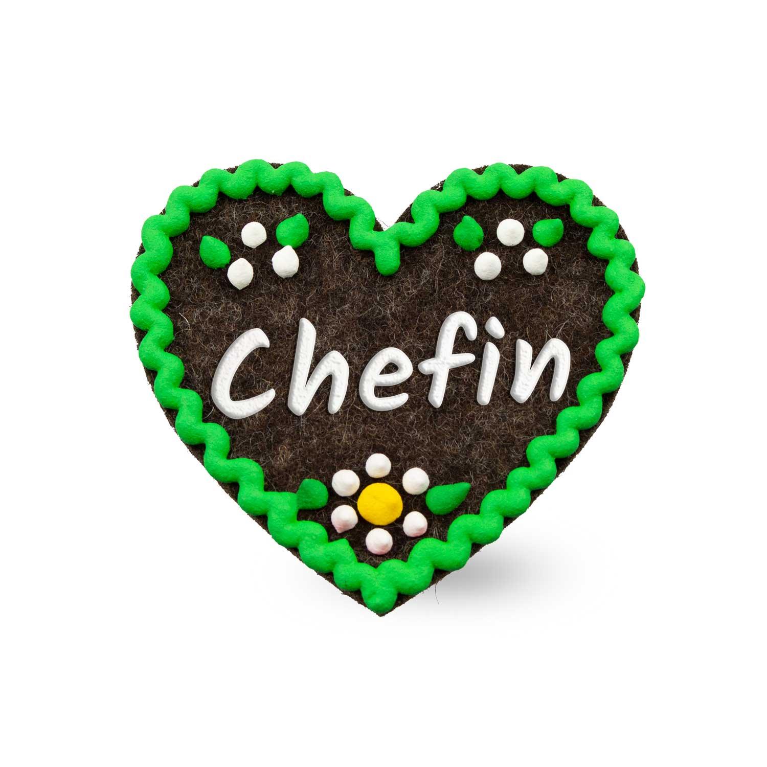 Herzförmiger Filz-Anstecker mit aufgesticktem Schriftzug „Chefin“ und Sicherheitsverschluss auf der Rückseite.