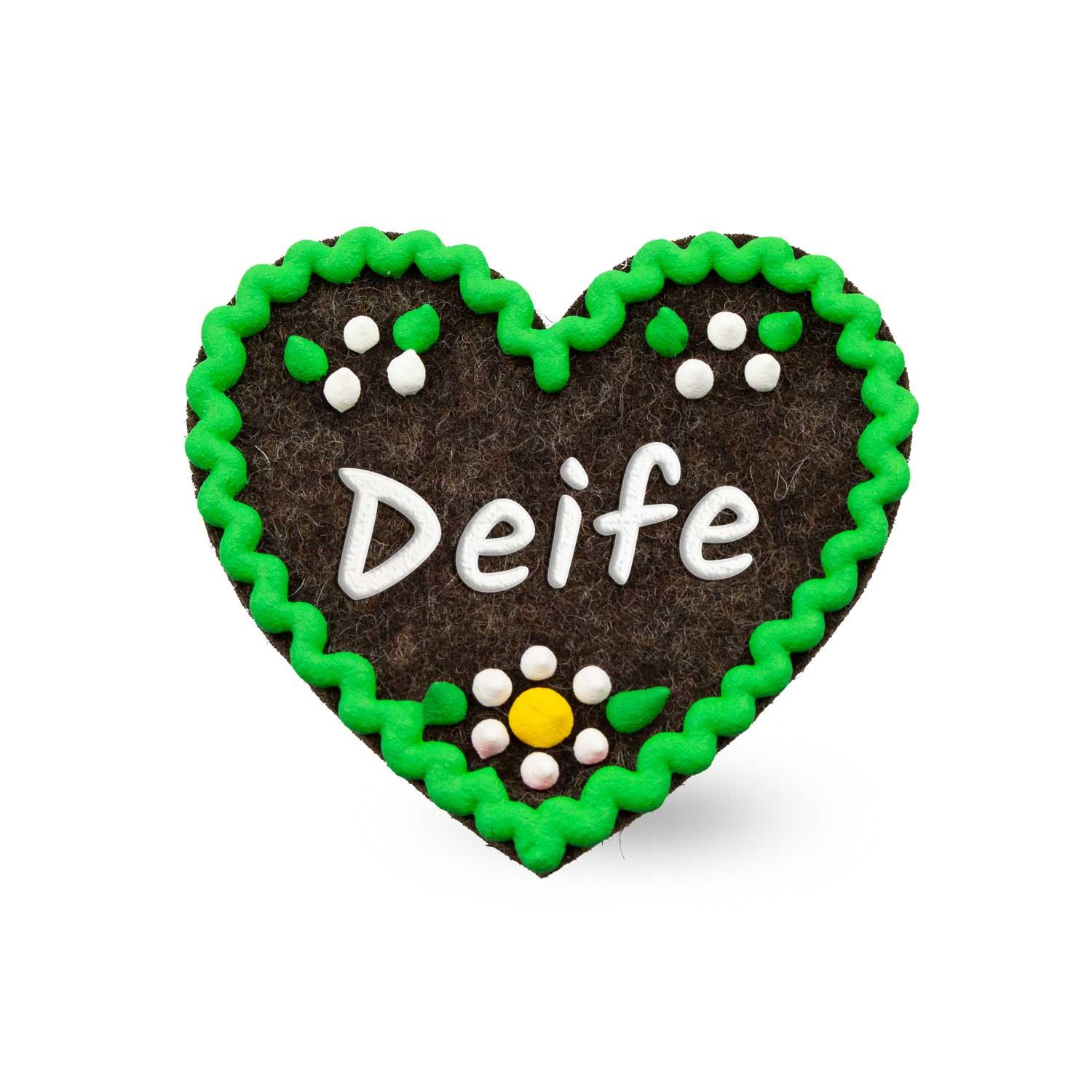 Filzherz-Anstecker in Herzform mit Schriftzug „Deife“ und Sicherheitsverschluss auf der Rückseite, ca. 6,5 × 7 cm.