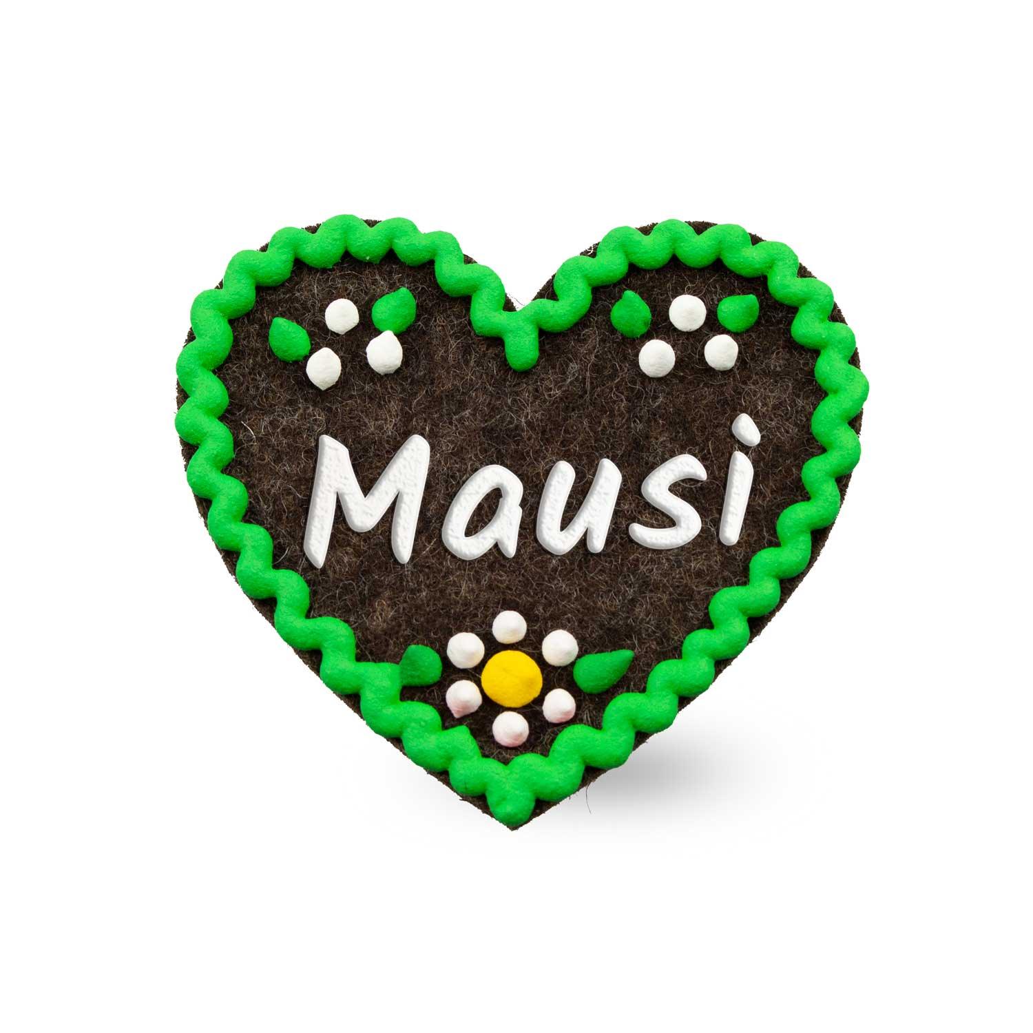 Herzförmiger Filzanstecker mit gesticktem Schriftzug „Mausi“ und Sicherheitsverschluss auf der Rückseite; ca. 6,5 x 7 cm.