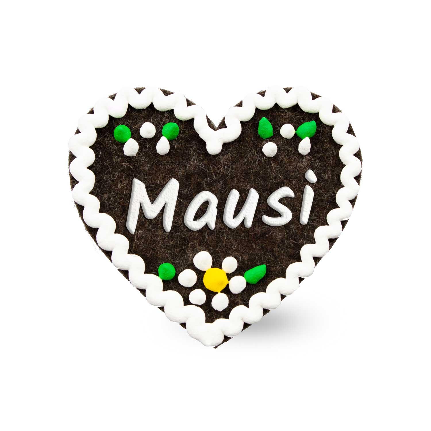 Herzförmiger Filzanstecker mit aufgesticktem Schriftzug „Mausi“ und Sicherheitsverschluss auf der Rückseite; Größe ca. 6,5 x 7 cm, Filzstärke 3 mm.