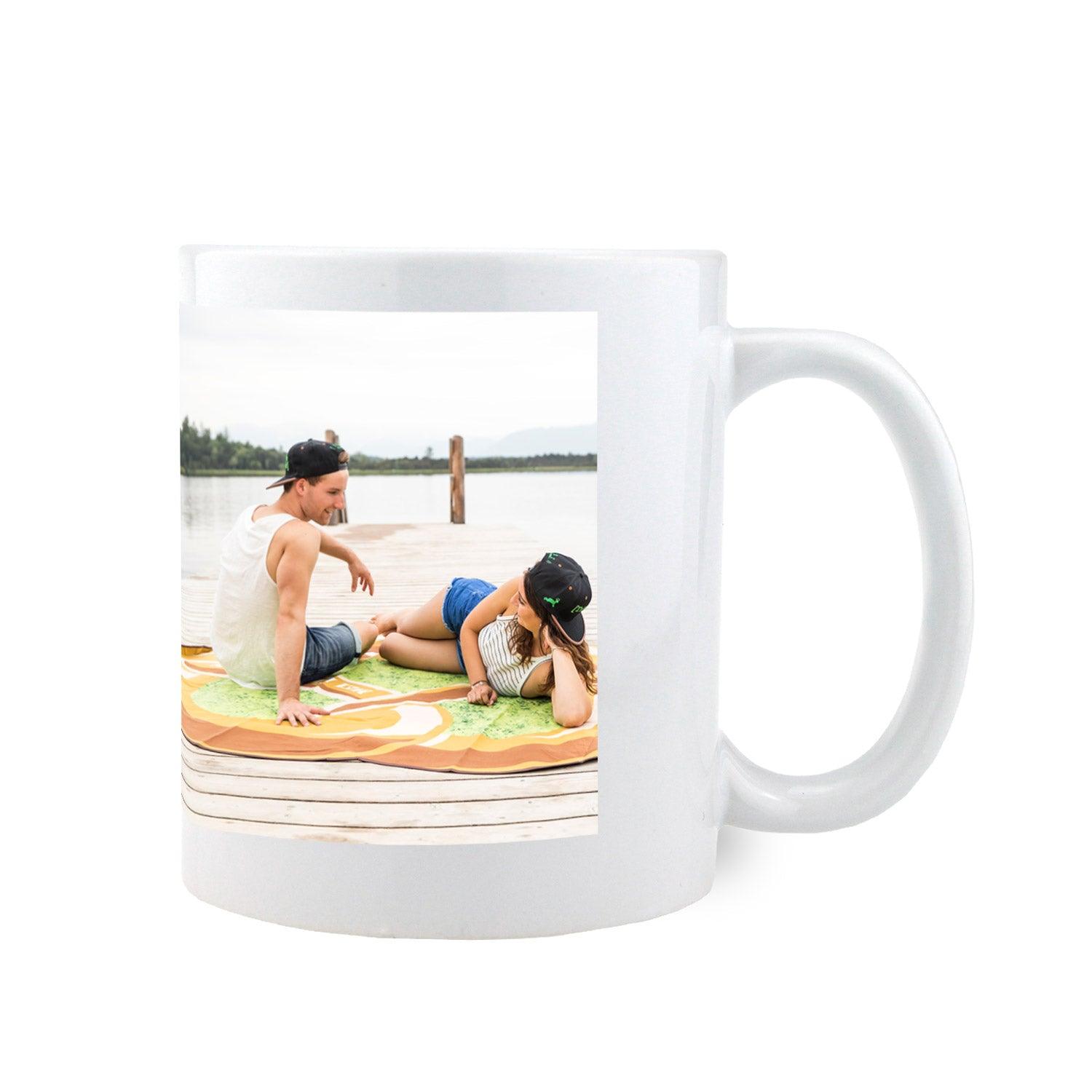 Weiße Fototasse mit individuellem Wunschfoto, glänzender Oberfläche, zylindrischer Form, 330 ml, spülmaschinen- und mikrowellengeeignet.