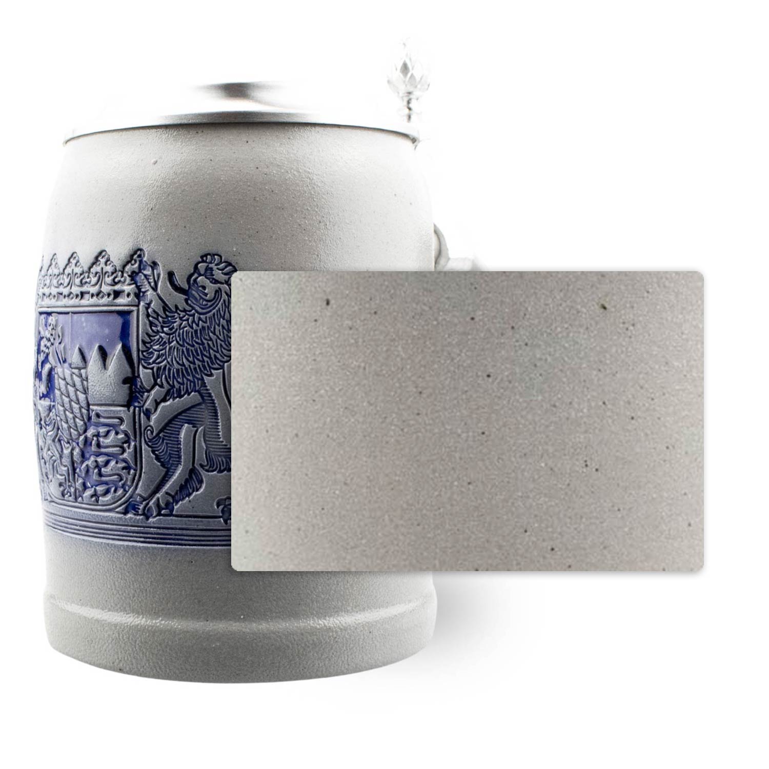 Salzglasierter Bierkrug aus Steinzeug mit Zinndeckel, Gravur „Freistaat Bayern“ und Wunschtext in blauer Emaille.