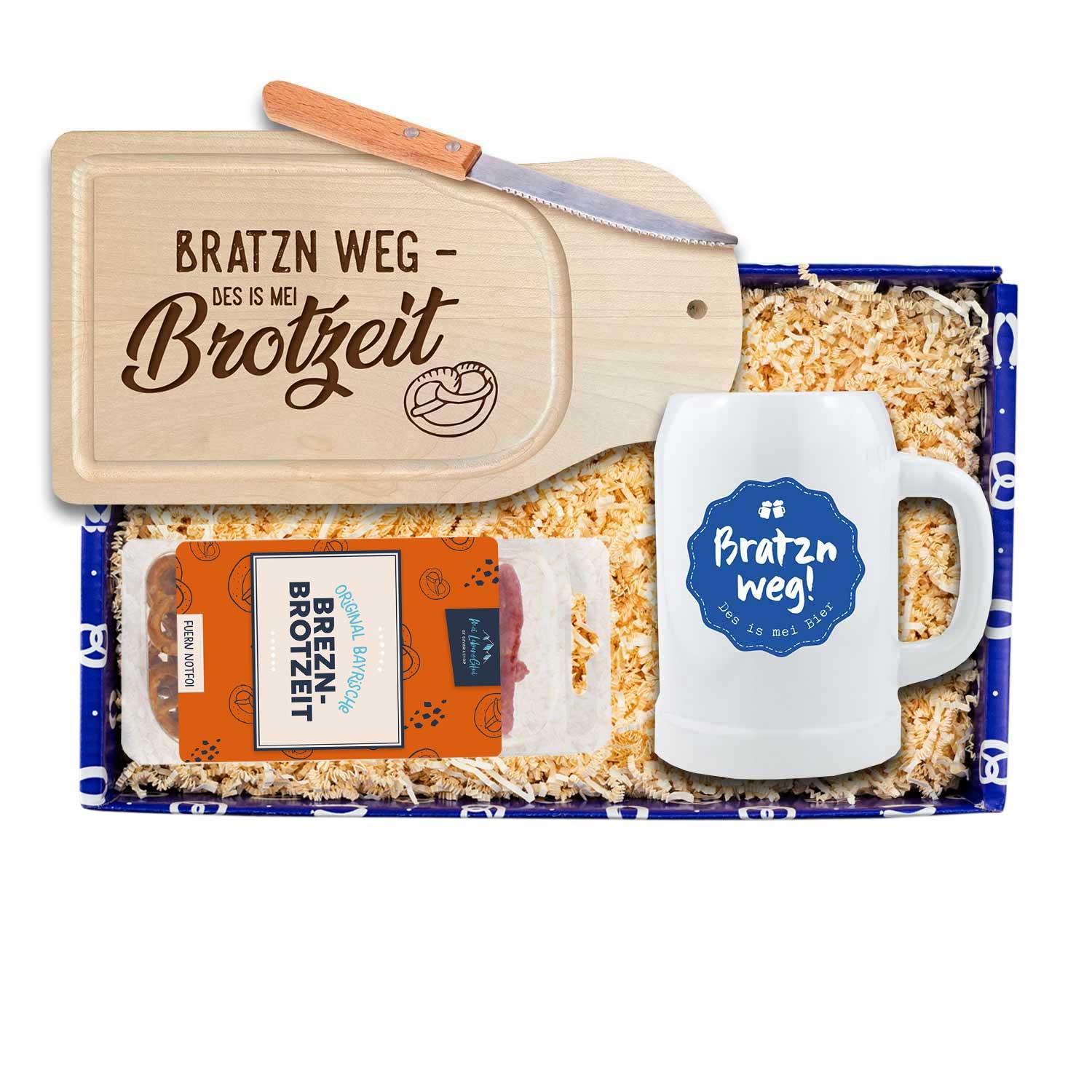 Bayerische Geschenkbox mit Holzbrettl „Bratzn weg...!“, Bierkrug, Brezn und zünftiger Brotzeit; Naturfarben.