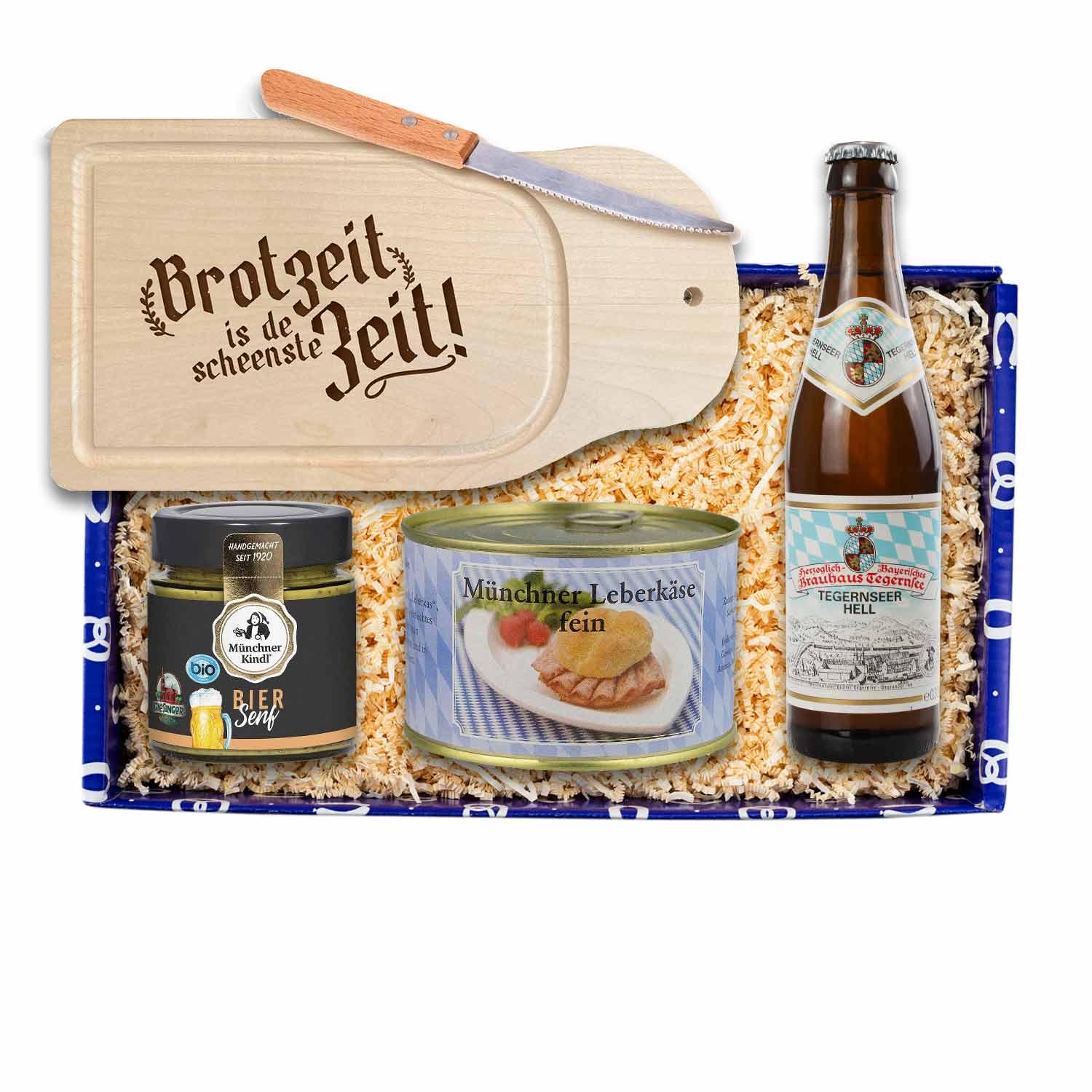 Leberkäs-Brotzeit-Set mit haltbarem Leberkäse, Holzbrettl mit Gravur, Biersenf und Brezeln in naturbelassenem Look.