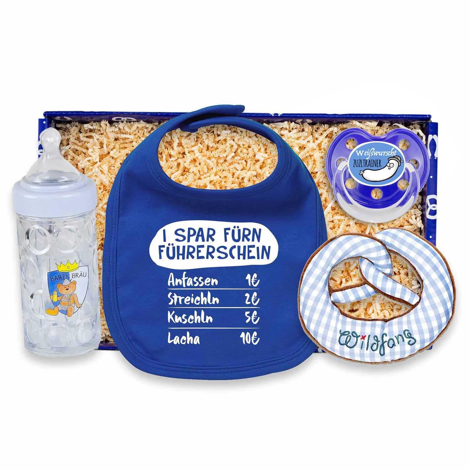 Geschenkset mit Plüsch-Brezel, Baby-Latz mit Aufdruck „Führerschein“ und Weißwurst-Schnuller aus Kunststoff; in Weiß, Braun, Blau.