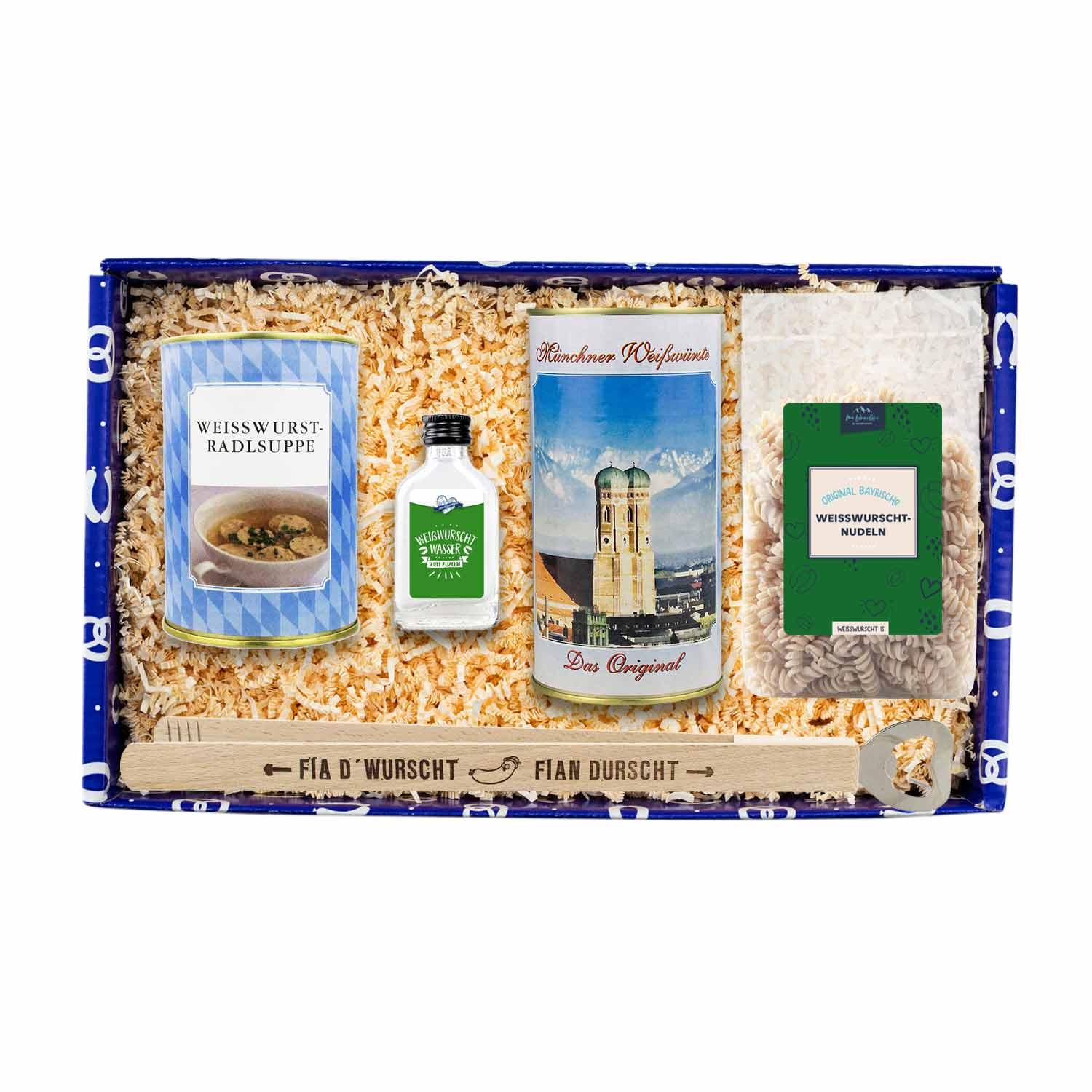 Geschenkbox mit Weißwurst-Nudeln, Wurstzange mit Aufdruck, Weißwurst-Radl-Suppe und weiteren Spezialitäten.