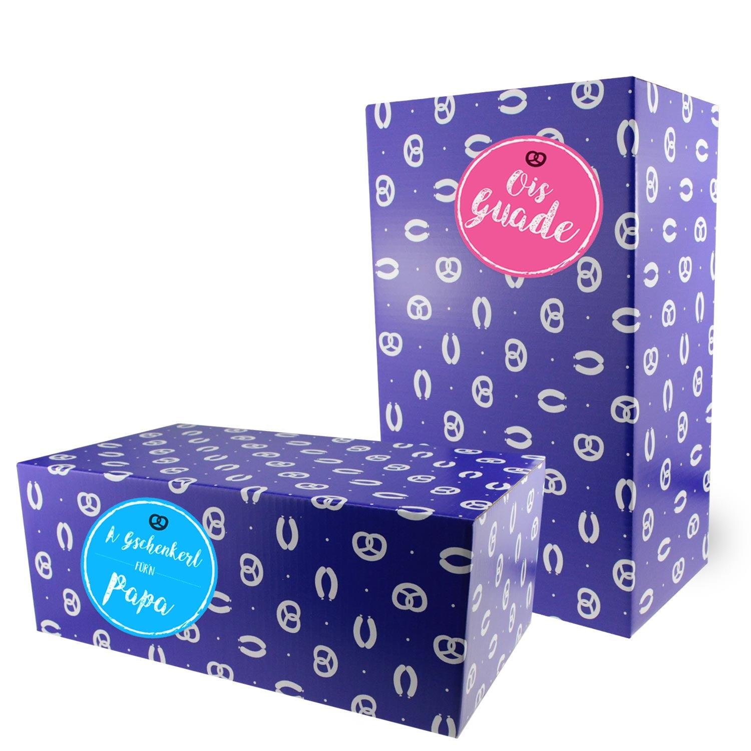 Leere Geschenkbox aus brauner Wellpappe mit weißem Deckel, bayerischem Rautenmuster und blauer Aufschrift „Gschenkerl“.