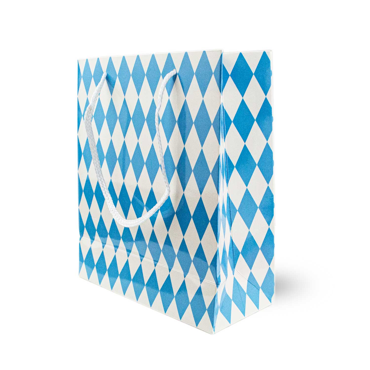 Geschenktasche in Hochformat mit blau-weißem Rautenmuster, Tragegriffen und stabiler Kartonoptik, 17,6 × 22,7 × 9,7 cm.