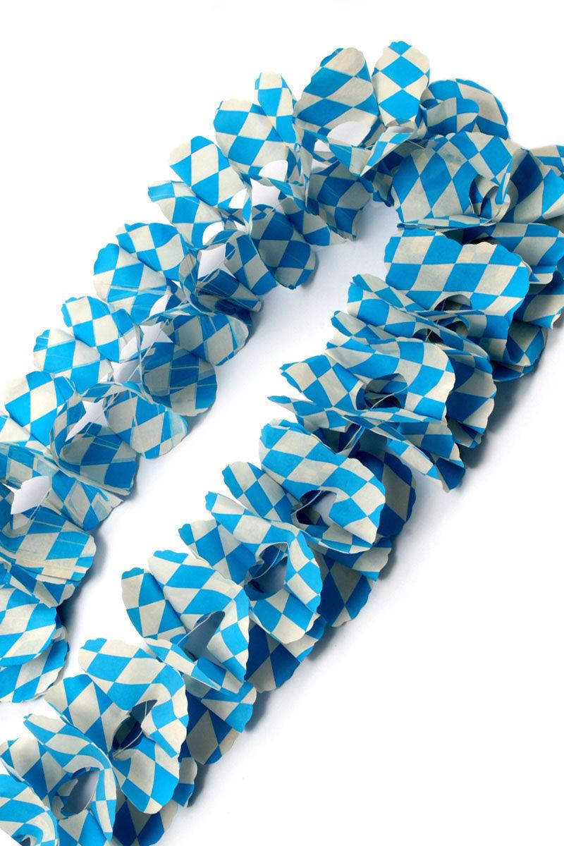 Großraumgirlande in Blau-Weiß mit Rautenmuster, papierartig, in traditionellem bayrischem Design.