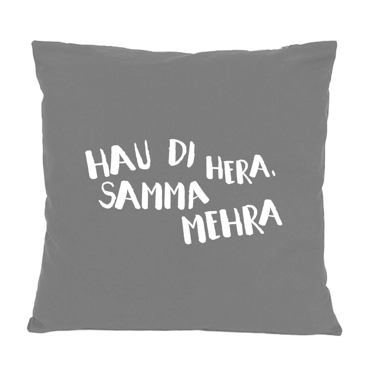 Graues Kissen „Hau di hera, Samma Mehra“ mit weißer Schrift, dekoratives Wohnaccessoire.