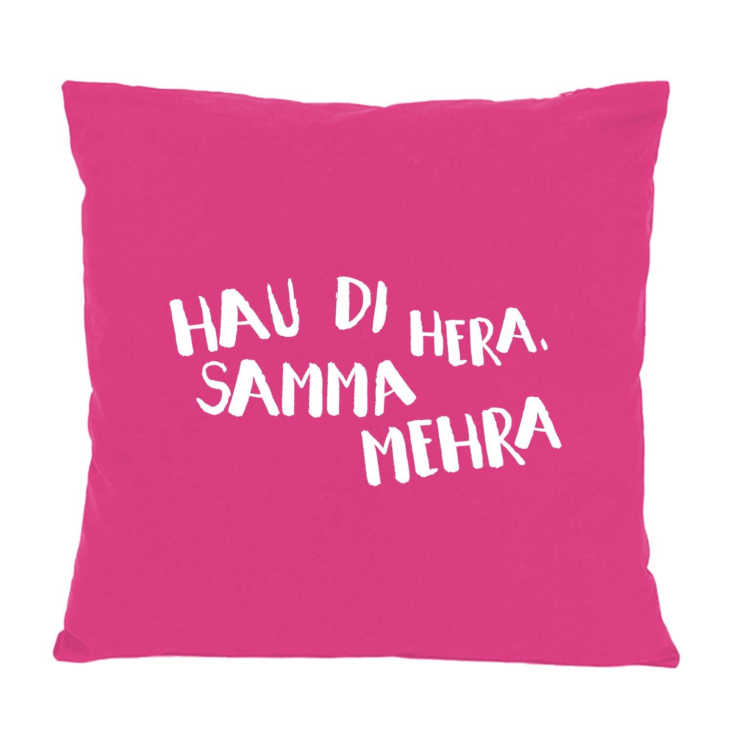 Quadratisches Kissen "Hau di hera..." in leuchtendem Pink mit weißem Schriftzug, moderne Heimtextilie.