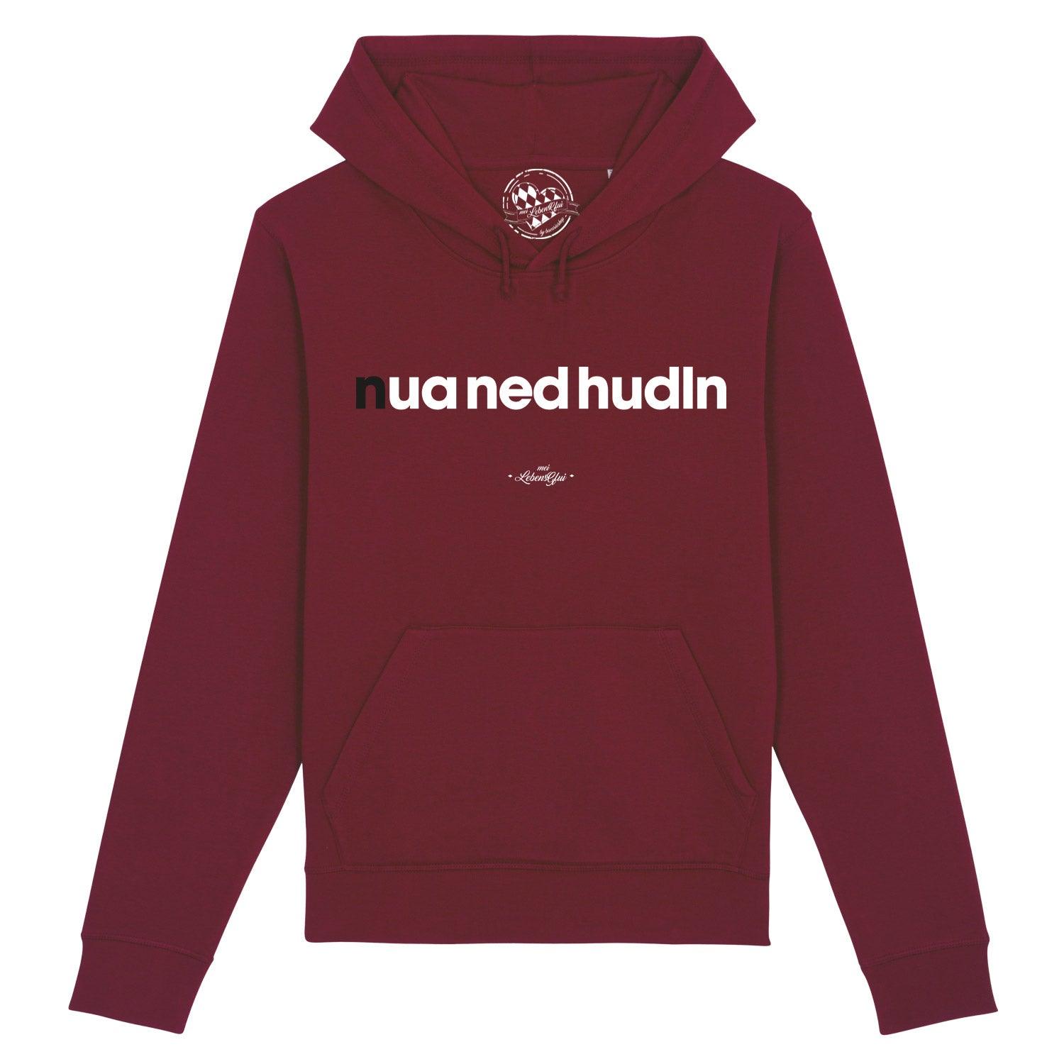 Dunkelblauer Herren-Hoodie mit weißem Frontdruck „Nua ned hudln“, Kapuze, Kängurutasche, Bio-Baumwollmix.