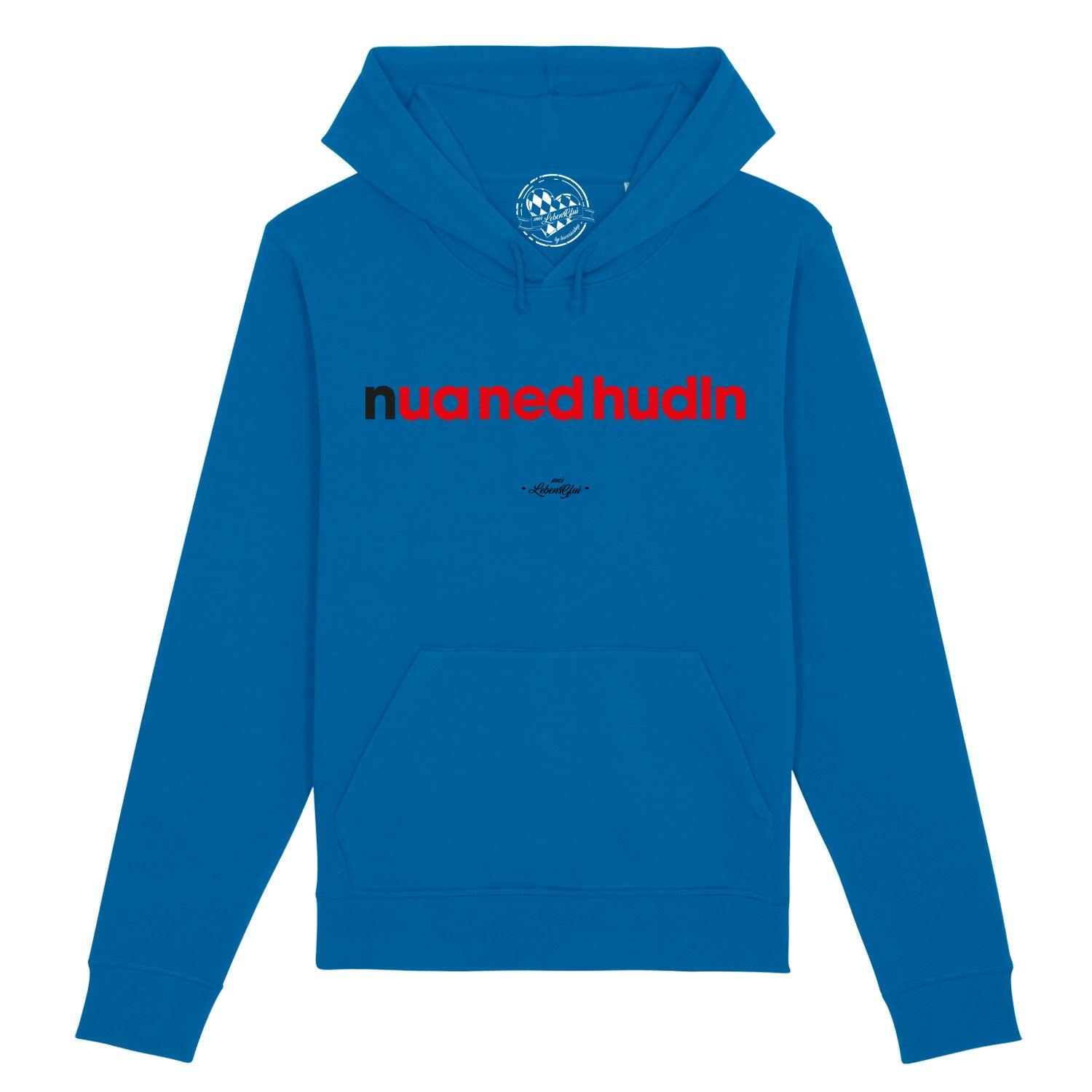 Dunkelblauer Herren-Hoodie mit Kapuze, Frontprint „Nua ned hudln“ in Weiß, aus Bio-Baumwolle und Recycling-Polyester.