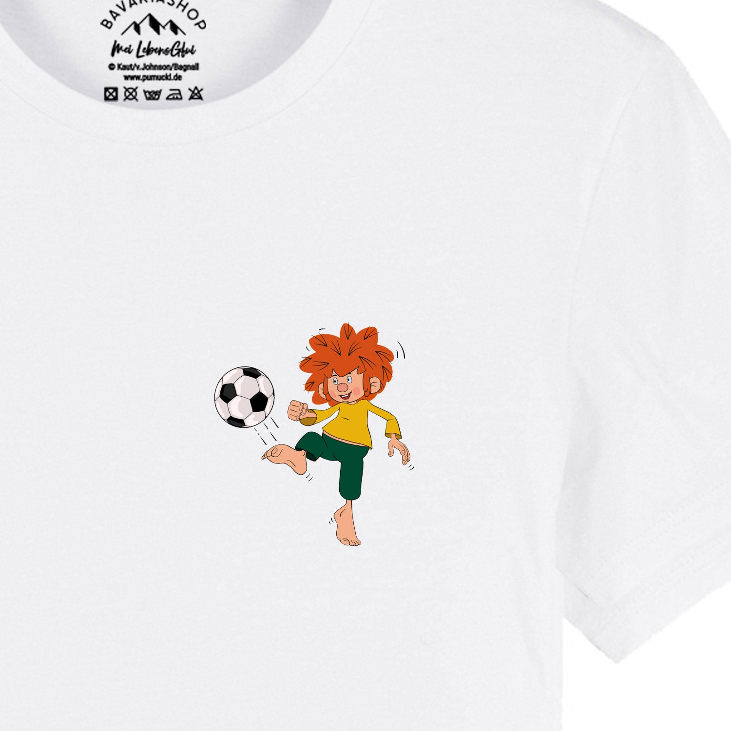 Herren-T-Shirt mit Pumuckl beim Fußball-Motiv vorne, Rückseite mit Aufdruck „Pumuckl 82“, 100 % Bio-Baumwolle.