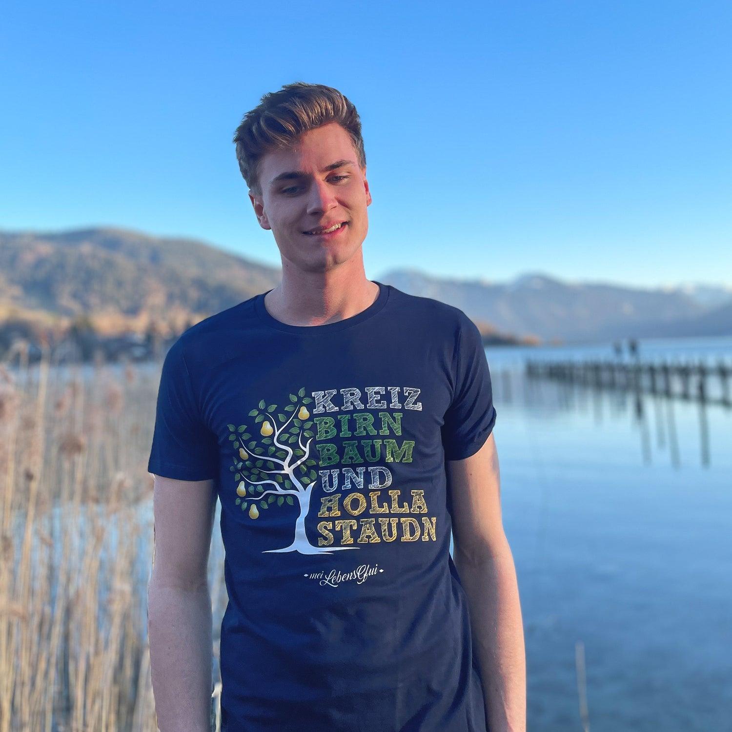 Schwarzes Herren-T-Shirt mit bayerischem Schriftzug „Kreizbirnbaum“, Rundhalsausschnitt, aus Bio-Baumwolle.