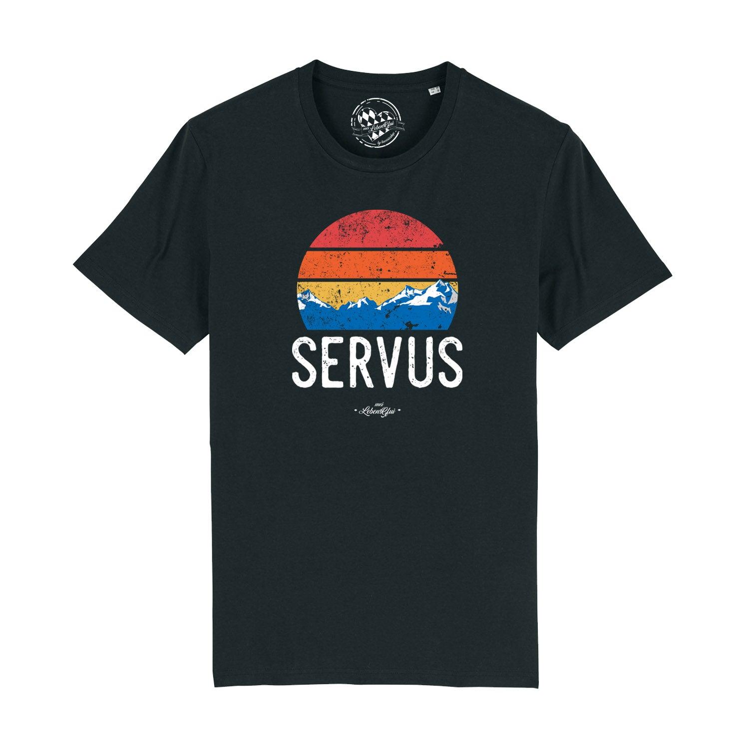 Herren T-Shirt in Schwarz mit weißem „Servus“-Schriftzug in geschwungener Schrift, aus 100 % Bio-Baumwolle.