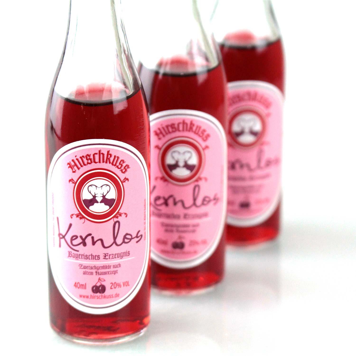 Klarer, dunkelvioletter Zwetschgenlikör in kleiner Glasflasche mit sichtbarem „Kernlos“-Schriftzug, 4 cl, 20 % vol.