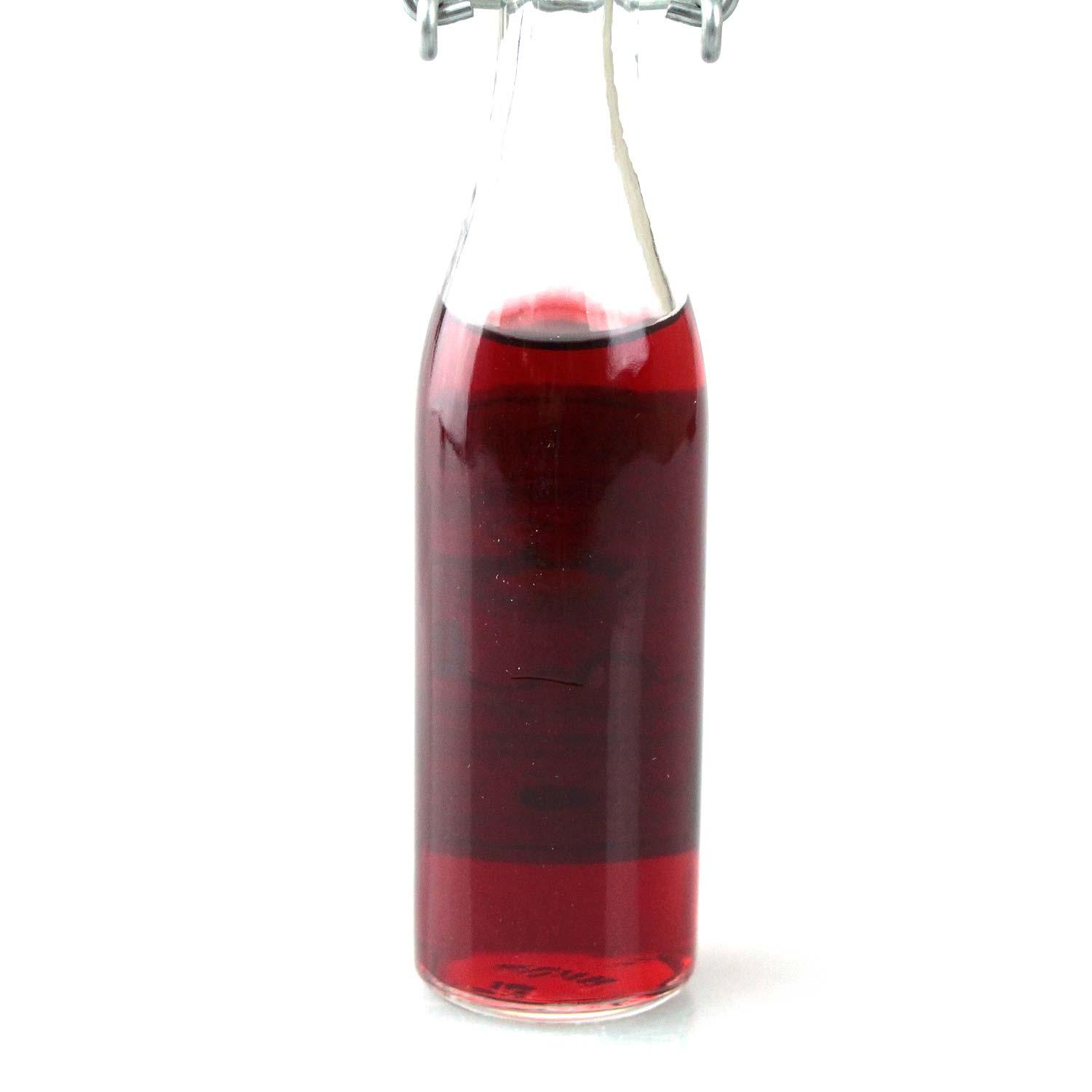 Zwetschgenlikör mit 20 % vol. in klarer Glasflasche, violettrot in der Farbe, 4 cl, sichtbarer „Kernlos“-Schriftzug.