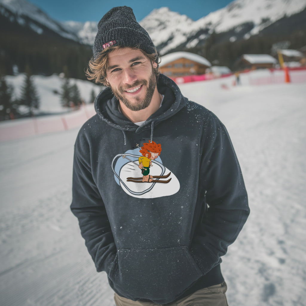 Mann trägt Pumuckl Hoodie Skifahren mit frechem Pumuckl-Motiv beim Skifahren in den Bergen.