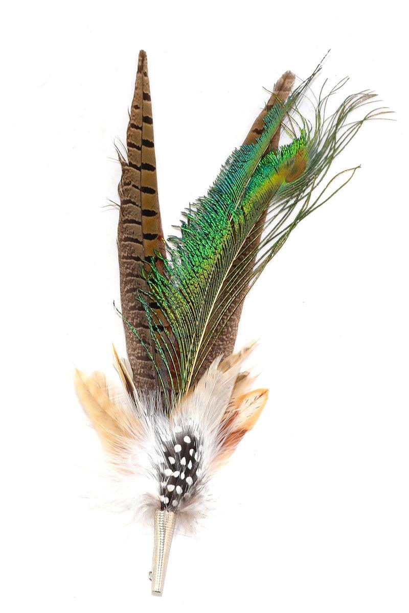 Hut-Schmuck mit grüner Pfauenfeder, brauner Hahnenfeder und gesprenkelter Fasanenfeder, ca. 30–32 cm lang.