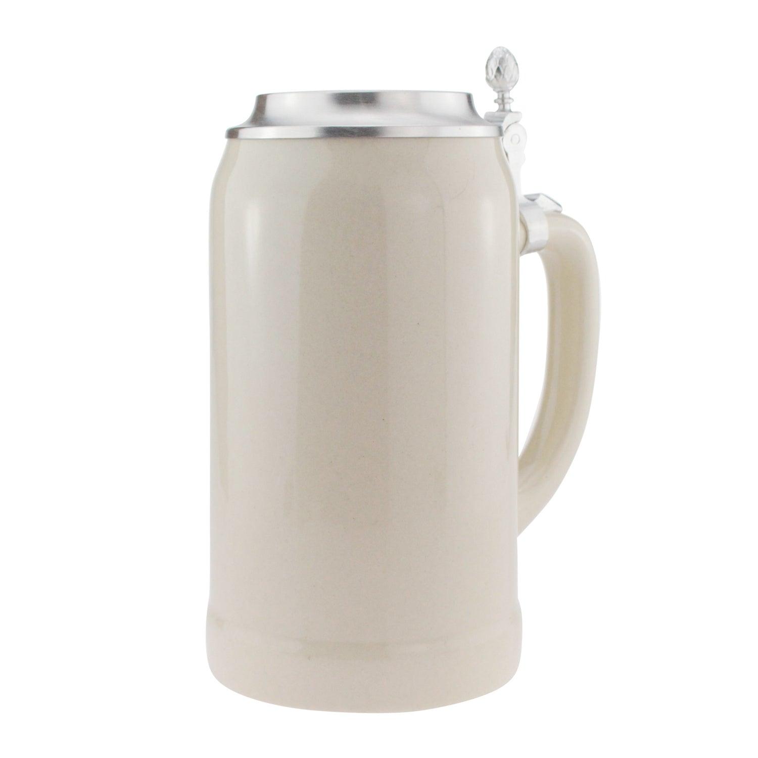 Personalisierter Bierkrug aus grauem Steingut mit Zinndeckel und schwarzer Gravur eines individuellen Logos.