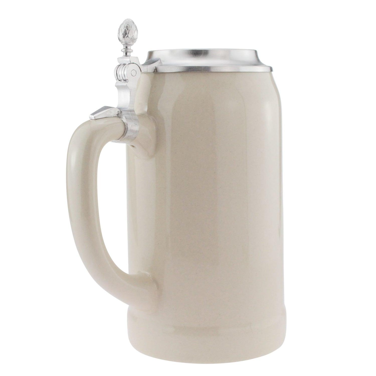 Personalisierbarer Bierkrug aus Steingut mit Zinndeckel, graviertem Logo und elegant geschwungener Form, 1 Liter.