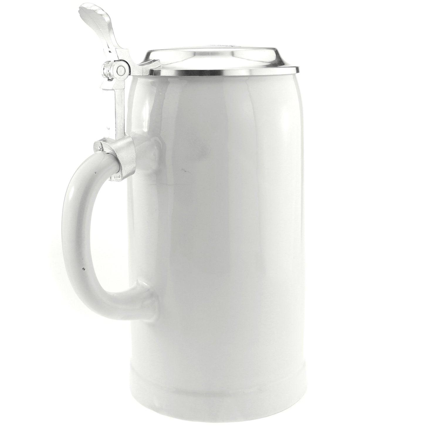 Personalisierbarer Bierkrug aus grauem Steinzeug mit Zinndeckel und graviertem Logo in klassischer Humpenform.