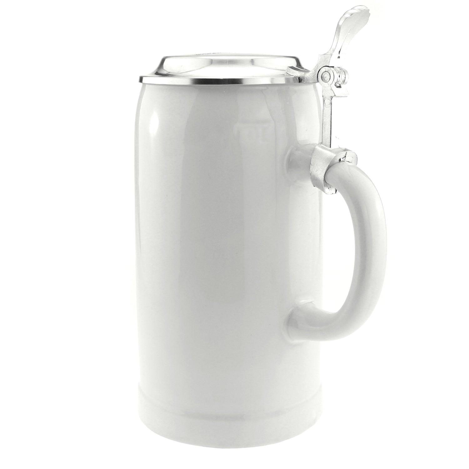 Großer weißer Steinkrug mit Zinndeckel, zylindrische Form, individueller Logo-Gravur auf der Vorderseite, 1,0 Liter.